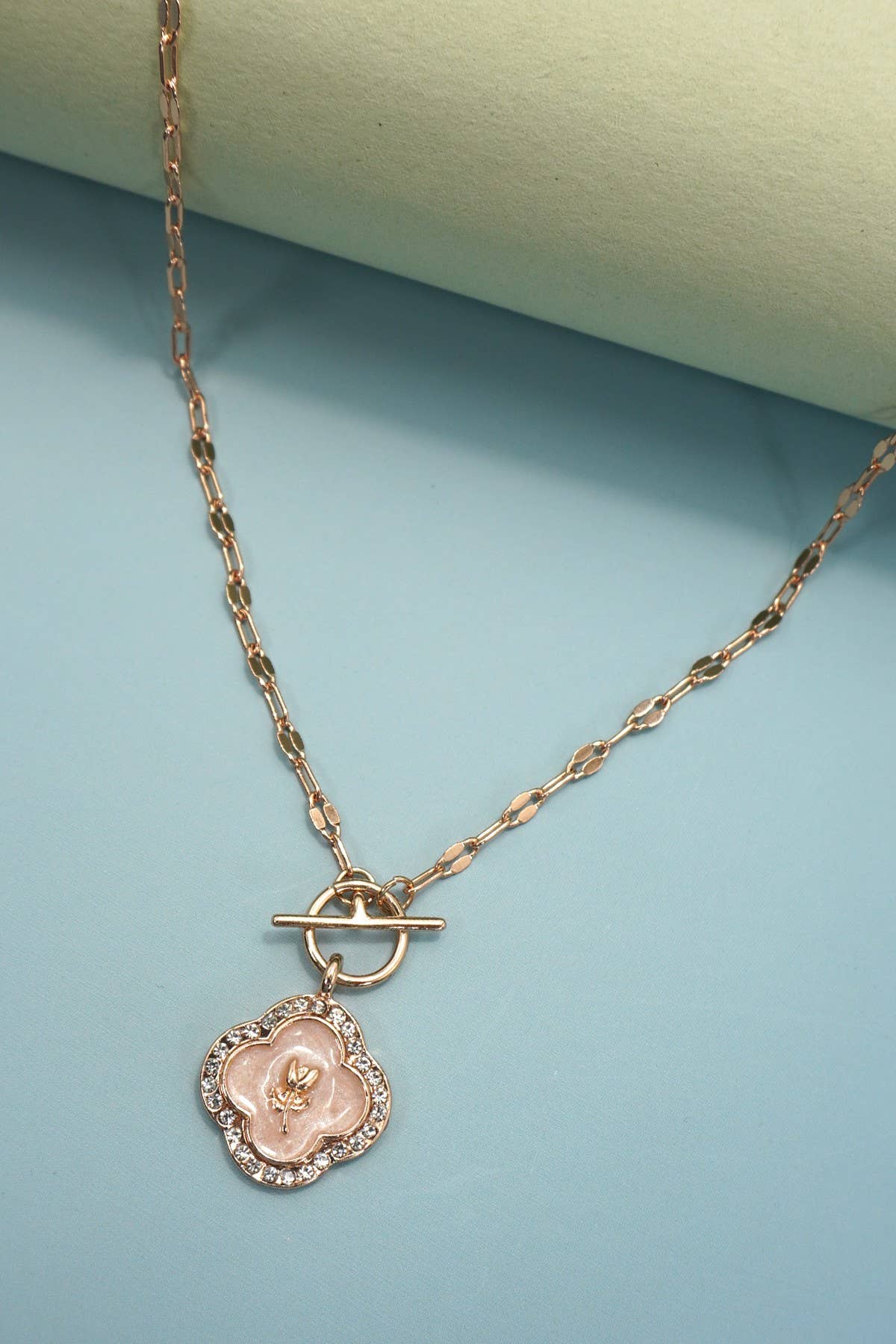 ROSE PEARLTOGGLE NECKLACE